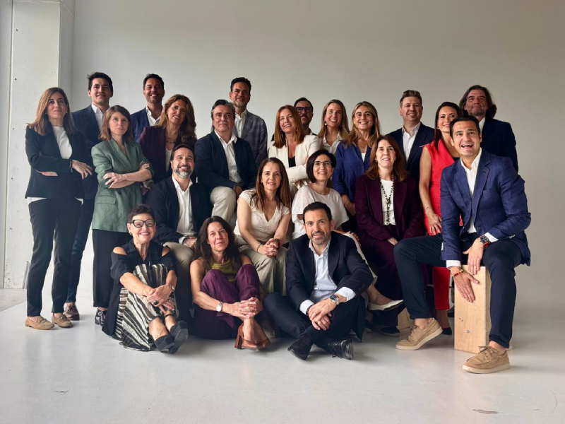 Primera junta del nuevo Dircom y visita a Mango