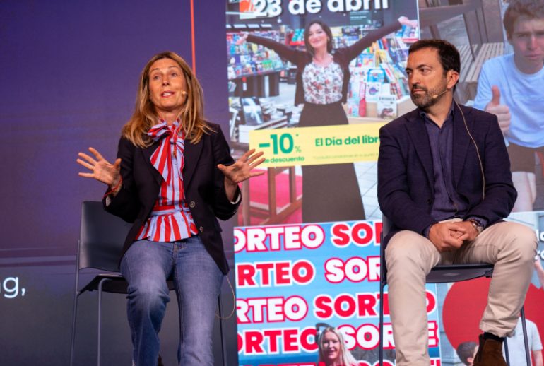 Asier Ibarrondo en K Foroa. En la foto, en la mesa redonda, con Ainhoa Oiarbide, de Eroski