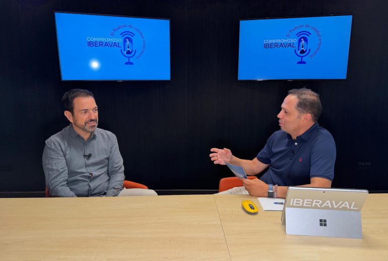 Asier Ibarrondo y Chema Sánchez conversan durante la grabación del podcast compromiso Iberaval